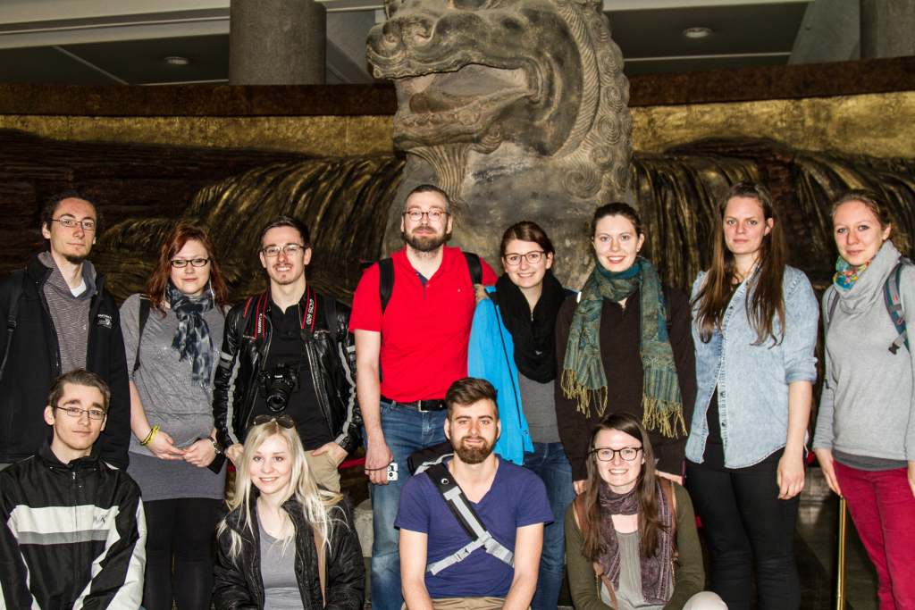 Gruppenfoto der Teilnehmer*innen vor einer Löwenstatue im Museum der Provinz Shaanxi. 
