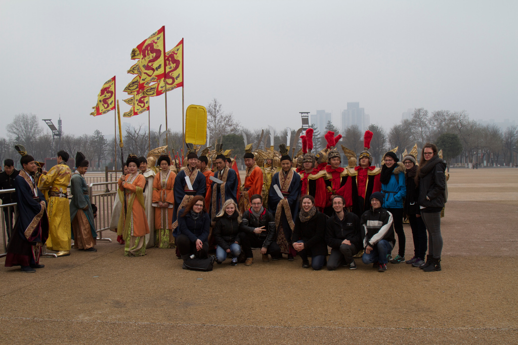 Gruppenfoto der Teilnehmer*innen mit den Schaustellern vor dem Palast in Xi'an.